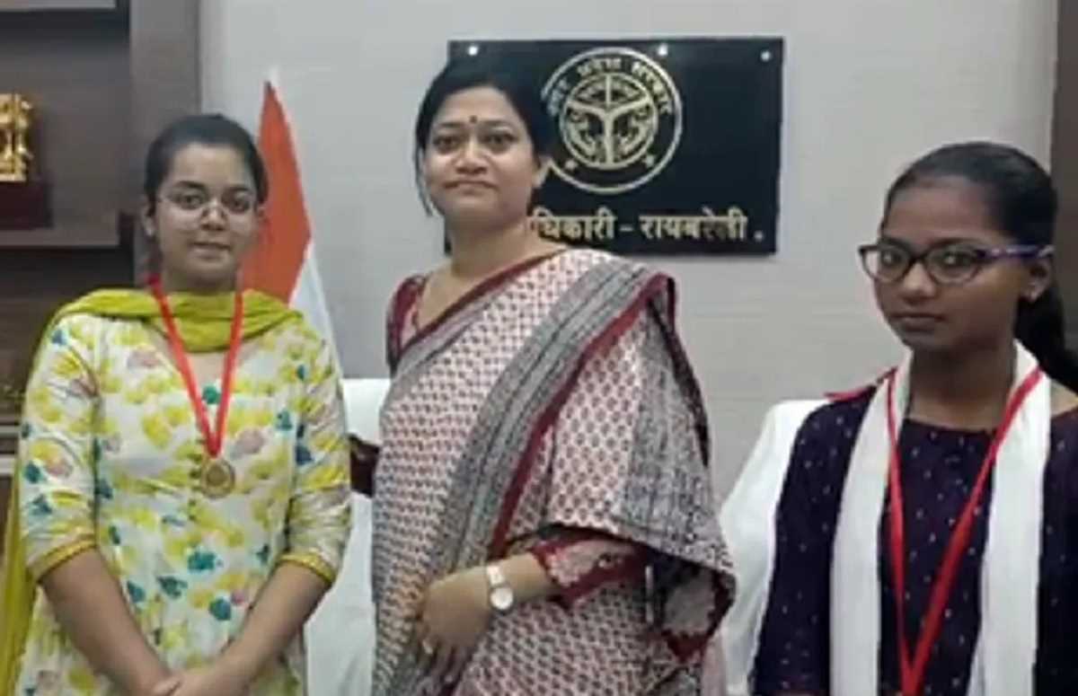 रायबरेली में एक दिन की डीएम बनाई गई छात्रा विशालाक्षी, लोगों की समस्याएं सुनी